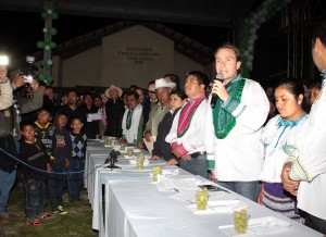 Manuel Velasco lleva 12 uvas para pedir 12 deseos, en la comunidad indígena de Las Margaritas. Foto: Icoso