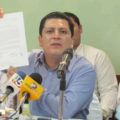 Iván Sánchez Camacho, candidato a la dirigencia municipal del PRI en Tuxtla Gutiérrez mostró el documento en el que impugnan el proceso de elección interna. Foto: Sandra de los Santos/ Chiapas PARALELO.