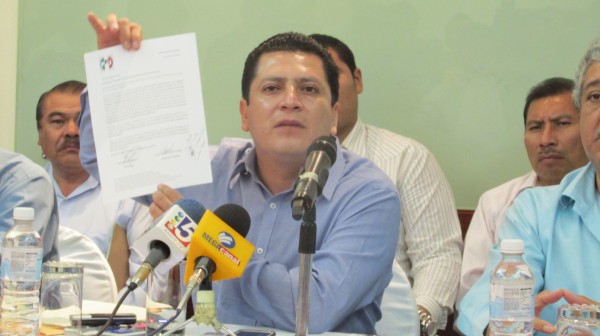 Iván Sánchez Camacho, candidato a la dirigencia municipal del PRI en Tuxtla Gutiérrez mostró el documento en el que impugnan el proceso de elección interna. Foto: Sandra de los Santos/ Chiapas PARALELO.