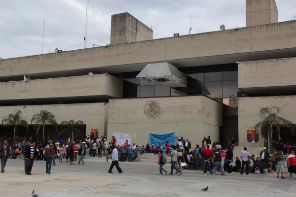 Este miércoles se manfiestaron afuera del Palacio de Gobierno habitantes de El Parral, Escuintla y Socoltenango. Los inconformes , que llevan meses pidiendo audiencia con el Secretario de Gobierno, no han sido atendidos. 