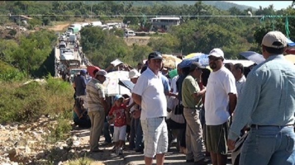 Los bloqueos se levantaron luego que gobierno del estado firmó una serie de acuerdos con el magisterio, en el que se incluye el problema de las escuelas tomadas por la “espuria” Sección 59. Foto: Página 3/Chiapas PARALELO