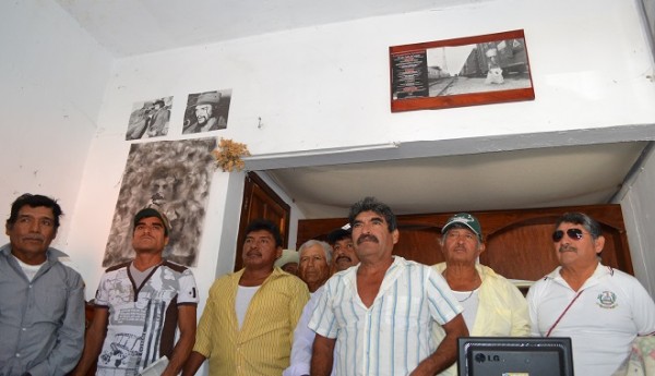 En la foto de camisa a rayas, Eduardo Toledo Orozco, miembro del cabildo comunitario de esa agencia municipal que se opone a los parques eólicos. Foto: Página 3/Chiapas PARALELO