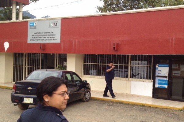 Agentes del INM amenazaron a periodistas cuando transitaban por el puente fronterizo de Ciudad Cuahutemoc. Foto: Cortesía