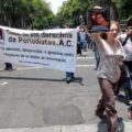 Más de 25 periodistas agraviados en México durante diciembre de 2013 Durante el mes de diciembre de 2013, ascendió a 25 el número de periodistas agredidas y agredidos, por lo que la cifra de periodistas con agravios por su labor profesional cerró en 355 durante 2013, de acuerdo a un monitoreo de medios realizado por la Casa de los Derechos de Periodistas (CDP).