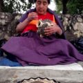 Artesana de Amatenango del Valle, Chiapas, decorando una de sus obras de barro cocido. Foto: Isaín Mandujano/Chiapas PARALELO