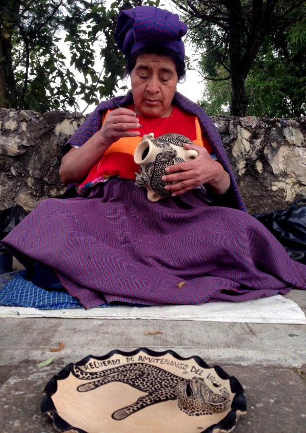 Artesana de Amatenango del Valle, Chiapas, decorando una de sus obras de barro cocido. Foto: Isaín Mandujano/Chiapas PARALELO