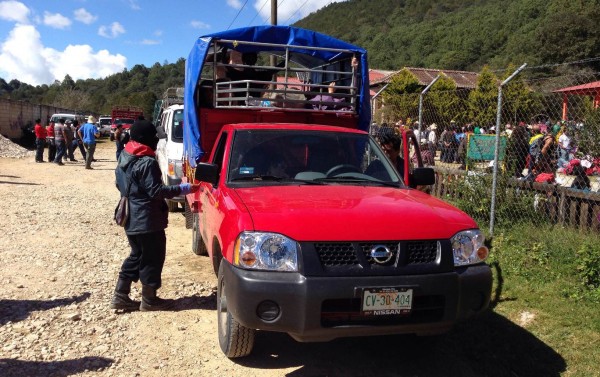Un comandante del EZLN despachando una unidad de transporte rural con alumnos rumbo a la Escuela Zapatista. Fotos: Isaín Mandujano/Chiapas PARALELO
