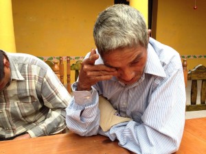 El indígena tsotsil Juan Gutiérrez Ruiz de 80 años de edad, llora ante la incertidumbre en que viven por exigir rendición de cuentas de sus autoridades. Foto: Isaín Mandujano/Chiapas PARALELO. 