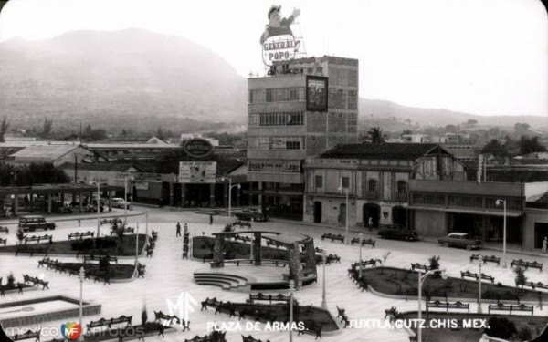 Imagen del Parque Central de Tuxtla, al fondo el Edificio Corzo, que sobrevive al tiempo. Foto: Archivo/Museo de la Ciudad