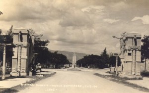 La entrada poniente de Tuxtla, a la altura del desaparecido Hotel Bionampak.  Foto: Archivo/Museo de la Ciudad