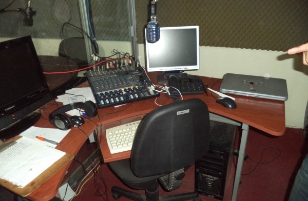 Imagen del interior de la radiodifusora que fue desmantelada en San Cristóbal de las Casas. Foto: Icoso