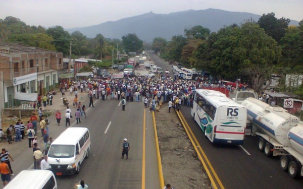 Bloqueo de cafeticultores en Tuzantán. Foto: Cesar Rodríguez