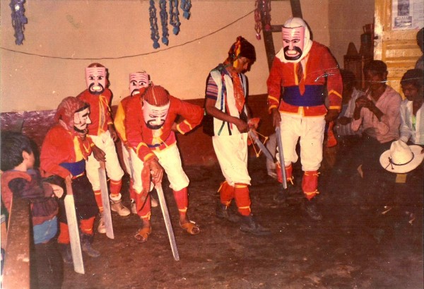 La Danza del Gigante es una tradición dela Cultura Zoque que aún se conserva en Ocotepec, Chiapas. Tomada en 1990. Foto: Del Archivo de Rockero Miguel, bajista del grupo de ska: La Sexta Vocal.