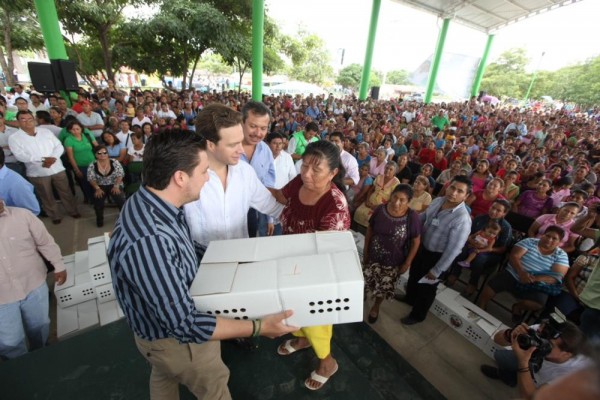 Entrega de pollitos en Jiquipilas. Foto: Icoso