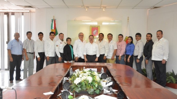 El alcalde Samuel Córdova Toledo con su nuevo gabinete.