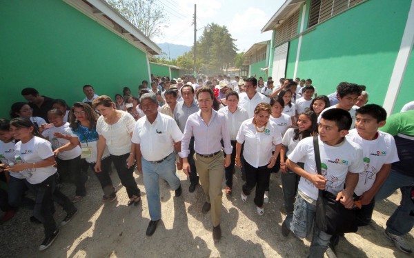 Gobernador Manuel Velasco con estudiantes de Ocosingo en 2013. Foto: Icoso