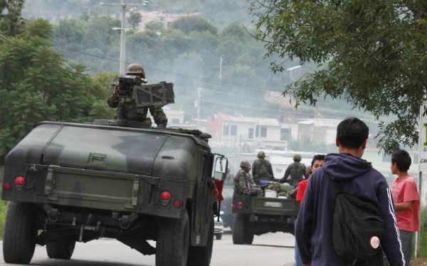 Organizaciones de Derechos Humanos del Sureste, instalan un mecanismo coordinado y permanente de observación, ante la militarización de la frntera sur Frontera sur mexicana, a 19 de agosto 2014  El Programa Frontera Sur anunciado por el Gobierno Federal viene a incrementar la securitización de la frontera sur, reforzando el despojo y las violaciones a los derechos humanos que se cometen por diferentes autoridades en la zona. Ante estos anuncios y medidas, las organizaciones del sureste hemos decidido poner en marcha acciones coordinadas de monitoreo, para exigir responsabilidades ante el incremento que puede darse de violaciones de derechos. El pasado 7 de julio el presidente Peña Nieto anunció en Playas de Catazajá la puesta en marcha del llamado Programa “Frontera Sur”, donde se anuncia la construcción de más infraestructura fronteriza, mayor coordinación entre autoridades de diferentes entidades gubernamentales en el control fronterizo, se avala una mayor presencia del Ejército y la Marina en la zona y se crean los Centros de Atención Integral al Tránsito Fronterizo (CAITF). Este plan contiene a nuestro juicio numerosas ambigüedades y mantiene una visión de seguridad nacional, anteponiendo la gestión y control de flujos migratorios por encima de la seguridad humana. Sigue así sin haber en la política migratoria mexicana una visión de derechos humanos que fomente la no discriminación y la multiculturalidad que conlleva todo flujo migratorio. No existe mención alguna a como se van a respetar los derechos humanos de las personas afectadas por estas medidas, ni cómo se va a evaluar su efectividad o se van a rendir cuentas. En definitiva, no hay atención a las causas estructurales de la migración, sin que una mayor seguridad en la región vaya a ser una solución a sus consecuencias. Este enfoque no es nuevo ni una consecuencia de la llamada “crisis de la niñez migrante”. Ya desde el año pasado, las organizaciones que trabajamos por la defensa de los derechos humanos hemos venido observando numerosos movimientos en esta frontera sur tendentes a militarizar la zona, elevar la presencia de la Policía Federal, reforzar controles aduanales y biométricos y relanzar a la par proyectos extractivos y ecoturísticos, generadores de desplazamiento en la zona y divisiones en las comunidades. Y esta militarización continúa hoy día, con o sin Programa Frontera Sur, como vemos por los operativos constantes y violentos que se están dando contra migrantes en Tabasco y en la costa de Chiapas. A pesar de todos estos obstáculos, personas migrantes y refugiadas siguen tratando de llegar o transitar por la zona en busca de protección y mejores condiciones de vida, viéndose afectadas por este incremento de las medidas de control, las cuales solamente están lucrando más a las redes de tráfico y reforzando la corrupción de autoridades coludidas. A lo que se suma el nombramiento desde la entrada del nuevo gobierno federal de autoridades encargadas de tema de seguridad y migración con perfil militar y policiaco y la extensión de estas medidas de control a países vecinos. Ante esta realidad y el reciente anuncio del Gobierno federal, organizaciones de los estados de Chiapas y Tabasco hemos decidido constituirnos en un observatorio permanente de esta realidad, para monitorear los efectos que se deriven de esta política de seguridad. En nuestra experiencia, estas medidas solamente van a provocar el incremento de las violaciones a los derechos humanos y el despojo, por lo que hemos decidido coordinar las acciones de monitoreo en nuestras zonas de influencia, constituyéndonos de esta manera en un observatorio permanente de la frontera sur y de los efectos que genere esta política, perfilada únicamente en motivos de seguridad y de alineación con los intereses del gobierno de los Estados Unidos de América. La situación que vive la frontera de crisis económica, desplazamiento forzado, corrupción e impunidad no va a solucionarse desde una mirada de seguridad e incremento del control, sino atendiendo a las causas estructurales que generan esta realidad y cambiando de modelo económico hacia un sistema más sustentable y respetuoso de los derechos humanos de todas las personas, independientemente de su nacionalidad. Los resultados que arroje este monitoreo coordinado serán publicados periódicamente para conocimiento de la población y la exigencia de responsabilidades por los hechos violatorios de derechos que puedan documentarse. Invitamos igualmente a otras organizaciones del sureste preocupadas por estas acciones y anuncios a sumarse a este esfuerzo. Organizaciones firmantes: Albergue de la 72 – Tenosique, Tabasco; Casa del Migrante San Francisco de Asís – Huixtla, Chiapas; Centro de Derechos Humanos Fray Bartolomé de las Casas – San Cristóbal de las Casas, Chiapas; Centro de Derechos Humanos Fray Matías de Córdova – Tapachula, Chiapas; Enlace Comunicación y Capacitación – Comitán de Domínguez, Chiapas; Hermanas de Palenque – Palenque, Chiapas; Mesa Transfronteriza Migraciones y Género (Guatemala-Me´xico); Servicio Jesuita a Migrantes – Comitán de Domínguez, Chiapas; Voces Mesoamericanas-Acción con Pueblos Migrantes – San Cristóbal de las Casas, Chiapas. Foto: Chiapas PARALELO  