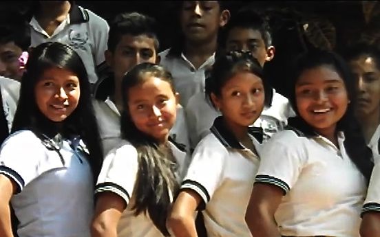 Niñas migrantes que asisten a la escuela en Chiapas. Foto: Benjamín Alfaro