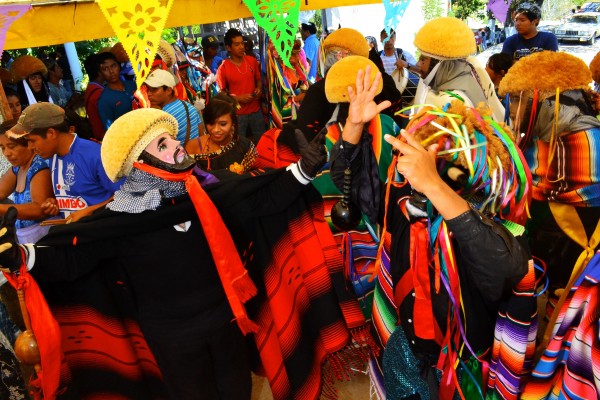Los parachicos también participan en la celebración. Foto: Mag Servan/ Chiapas PARALELO.