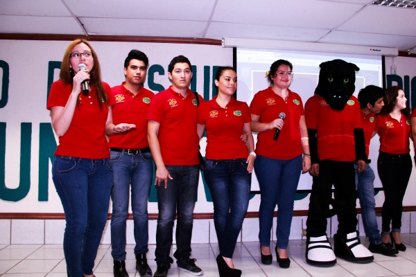 Estudiantes de LCC del IESCH presentaron la página de internet. Foto: Francisco Velásquez. 