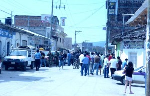 Trifulca en Bochil. Indígenas reclamaban obra pública y recibieron gases lacrimógenos y toletazos. Foto: Chiapas PARALELO