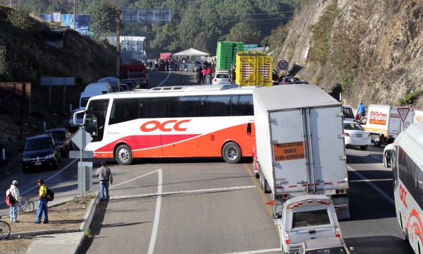 Por tercera ocasión en este año, indígenas bloquean la carretera que comunica a la capital de Chiapas, para exigir la liberación de detenidos. Foto: Amalia Avendaño 