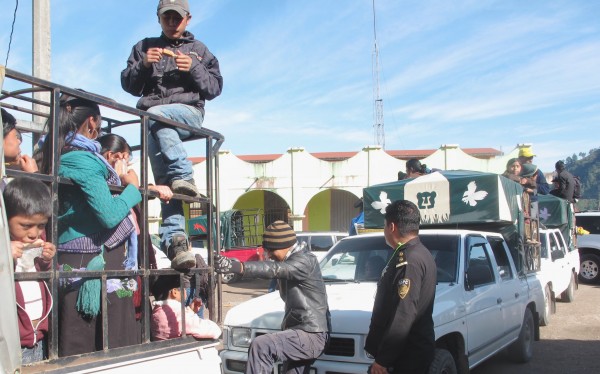 Desplazados del ejido puebla regresan este viernes a su refugio, ante la falta de garantías para permanecer en su comunidad. Foto: Amalia Avendaño