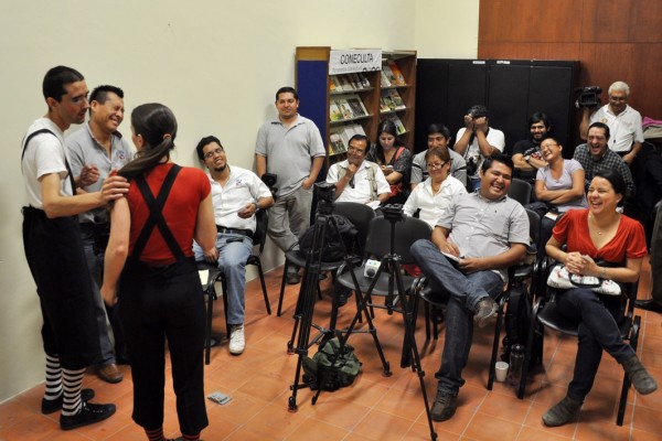 Previo a la conferencia de prensa, los integrantes de impro splash hicieron una presentación de su trabajo a las y los comunicadores. Foto: Cortesía. 