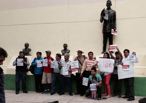 Periodistas de Chiapas protestan en el Parque de  La Libertad, junto al monumento del Dr. Belisario Domínguez, para exigir la aparición  con vida del periodista veracruzano, Grogorio Jiménez de la Cruz, levantado por un comando armado en su propio domicilio, el pasado 5 de febrero. Fotos: Chiapas PARALELO