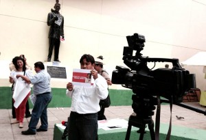 Periodistas de Chiapas protestan en el Parque de  La Libertad, junto al monumento del Dr. Belisario Domínguez, para exigir la aparición  con vida del periodista veracruzano, Grogorio Jiménez de la Cruz, levantado por un comando armado en su propio domicilio, el pasado 5 de febrero. Fotos: Chiapas PARALELO