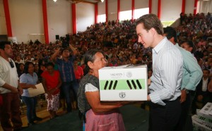 El Gobernador Manuel Velasco en una de las entregas de pollitos. Foto: Icoso