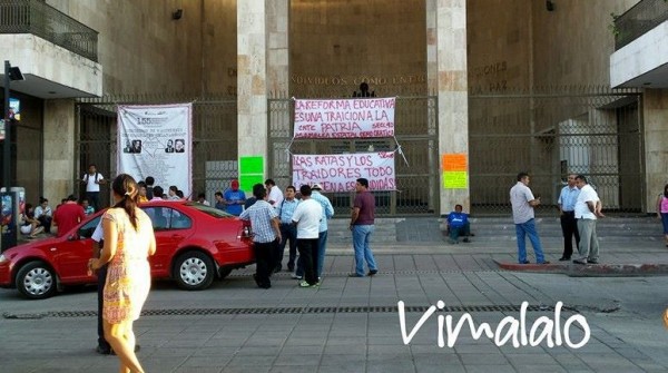 Los maestros se retiraron cerca de la media noche, pero advirtieron que regresarán el martes 11. Foto: Víctor Lara. 