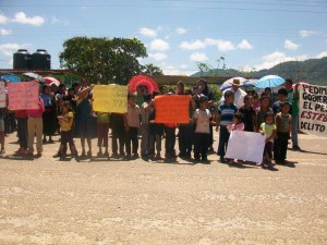 Padres y madres de familia, acompañados de sus hijos e hijas, tomaron la carretera para protestar por la libertad de un maestro acusado de abuso sexual. Foto: Chiapas PARALELO.