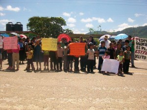 Padres y madres de familia, acompañados de sus hijos e hijas, tomaron la carretera para protestar por la libertad de un maestro acusado de abuso sexual. Foto: Chiapas PARALELO. 