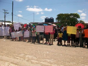 Padres y madres de familia, acompañados de sus hijos e hijas, tomaron la carretera para protestar por la libertad de un maestro acusado de abuso sexual. Foto: Chiapas PARALELO. 