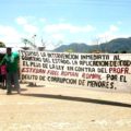 Padres y madres de familia, acompañados de sus hijos e hijas, tomaron la carretera para protestar por la libertad de un maestro acusado de abuso sexual. Foto: Chiapas PARALELO. 