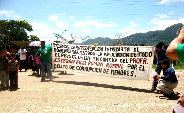 Padres y madres de familia, acompañados de sus hijos e hijas, tomaron la carretera para protestar por la libertad de un maestro acusado de abuso sexual. Foto: Chiapas PARALELO. 
