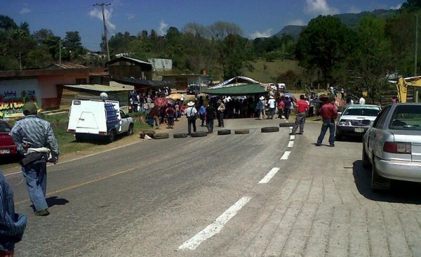 Apenas el lunes quitaron este bloqueo de Pueblo Nuevo Solistahuacán y ya pusieron otro bloqueo en Bochil. 