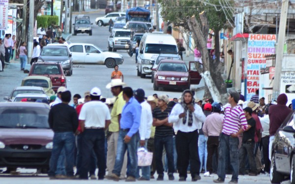 Campesinos impidieron que reporteros se acercaran a la zona donde mantenían retenidos a policías. Foto: Toño Aguilar 