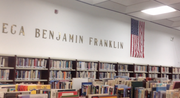 Información documental, libros para niños y adultos, cursos de inglés, en la Esquina Benjamín Franklin. 