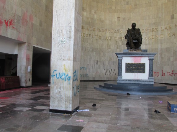 La puerta principal del Congreso del Estado fue derribada. Foto: Sandra de los Santos. 
