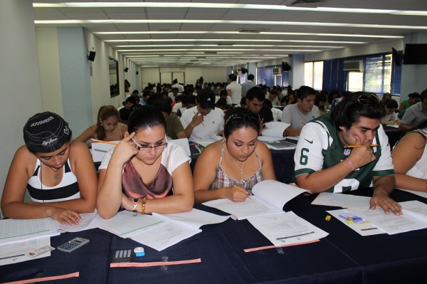 Jóvenes aplicando el examen Ceneval. Foto: UNACH