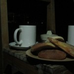 El servicio de cocina termina a las 20:00 horas. Pero, antes de cerrarla ofrecen a los que dormirán en el lugar café con pan. Foto: Sandra de los Santos/ Chiapas PARALELO.