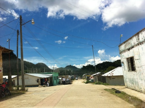 El municipio de Maravilla Tenejapa se ubica en la Selva Lacandona, fue fundado hace medio siglo por tseltales que emigraron del Tenejapa, en la región Altos.