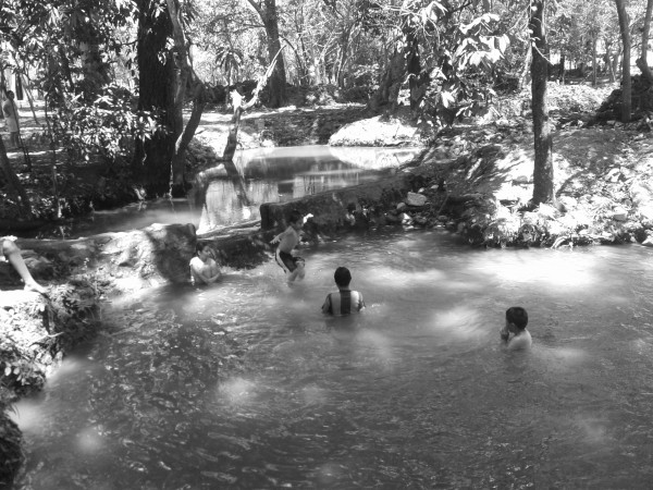 En Tuxtla Gutiérrez existe un lugar en donde todavía los niños y las niñas pueden jugar en el agua en medio de los árboles. Son las pozas de San Agustín en Plan de Ayala. Foto: Fernando Grajales. 