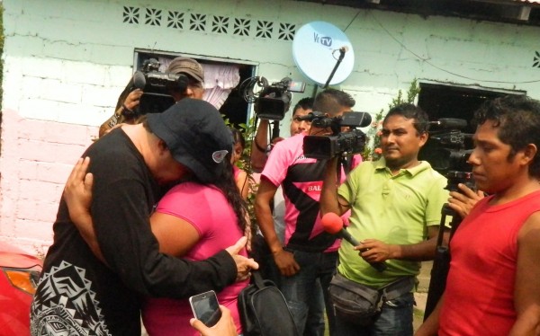 Naufrago salvadoreño llegó a El Fortín, acompañado de personal de una televisora a la que le vendió los derechos de su historia, y de otros medios de comunicación. Foto: Amalia Avendaño