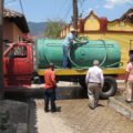 Luego de la protesta por falta de agua, ayuntamiento envió pipas con el líquido. Foto: Emiliano Hernández