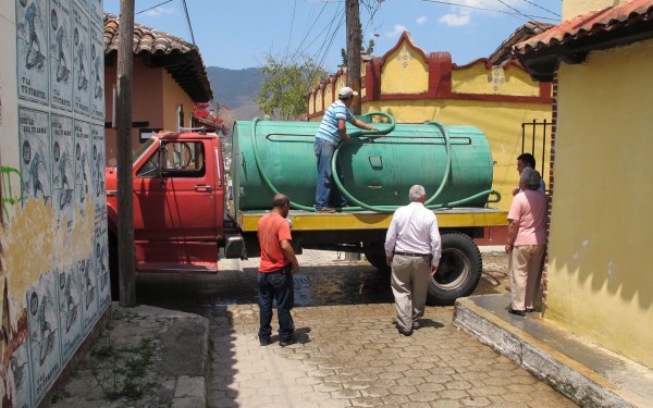 Luego de la protesta por falta de agua, ayuntamiento envió pipas con el líquido. Foto: Emiliano Hernández