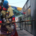 Cuando Leo propuso a Lado B cubrir gráficamente el carnaval su propuesta fue la de mirar a la fiesta que se celebra desde fines del siglo XIX desde otro punto de vista, no sólo a los danzantes y sus enfrentamientos. Foto: LadoB