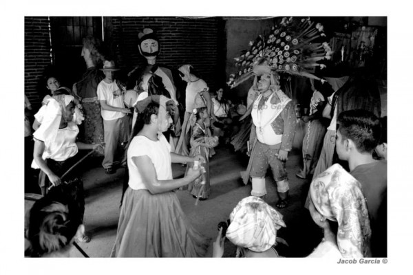 Danza de las plumas de la guacamaya y del pavo real. Danza zoque con motivo a la apertura del carnaval de Tuxtla Gutiérrez. Fotos: Jacob García